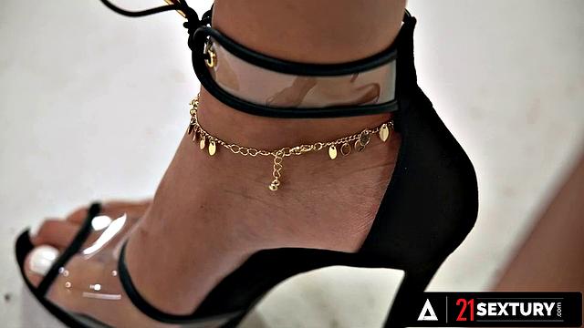 21 SEXTURY - Tattooed Elena Lux Teases Toby to Foot Pound