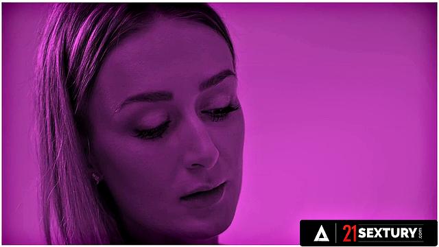 21 SEXTURY - Tattooed Elena Lux Teases Toby to Foot Pound