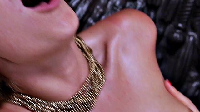 Raunchy lez MILF facesat by petite lesbian in 69