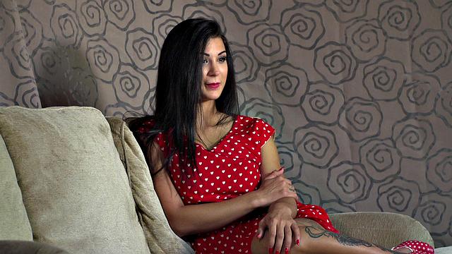 татуированная брюнетка-сабмиссивка, хозяйка унижает и затыкает ей рот на публике