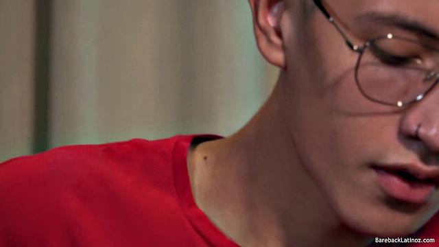 Латиноамериканец Вилл дрочит и кончает на камеру, показывая член для гей зрителей.