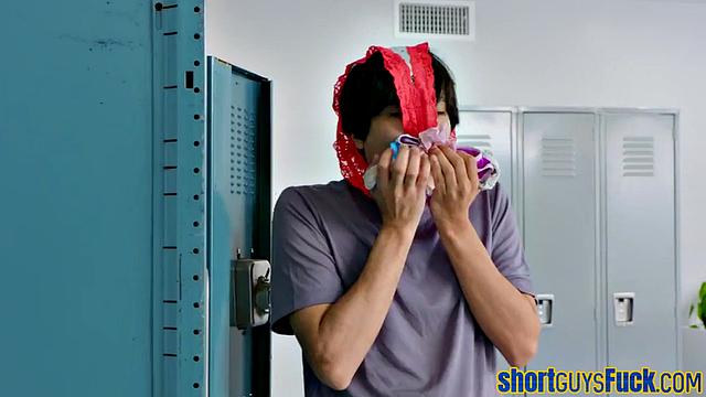 Две страстные чернокожие соблазняют мужчину с большим членом втроём на кровати.