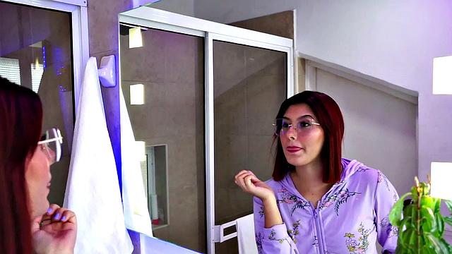 Латиноамериканка в очках ласкает мокрую киску