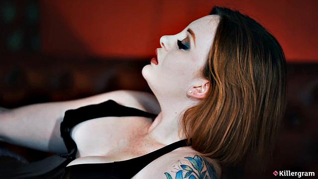 Зара DuRose срывает латекс и принимает огромный член Райлана Франко в жестком трахаеще с тату и волосатой киской.