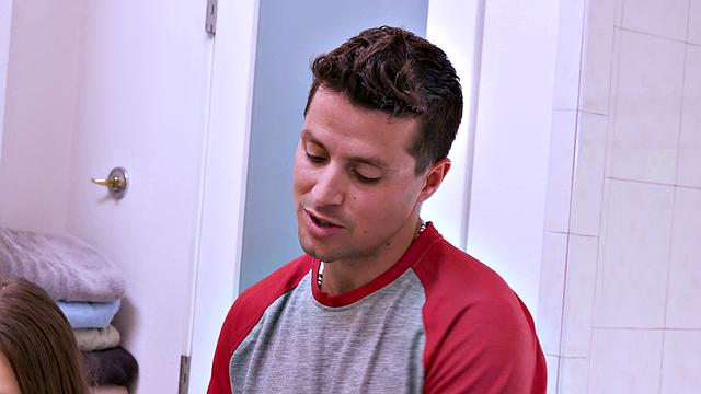 Афина решила прикольнуться, а теперь делает минет на кухне за бутерброд