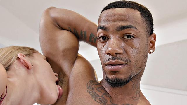 блондинка сосёт bbc и вылизывает чёрную жопу