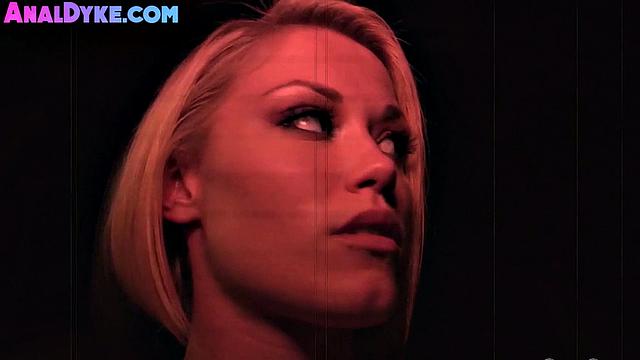 Big booty lesbo gets rimjob from GF