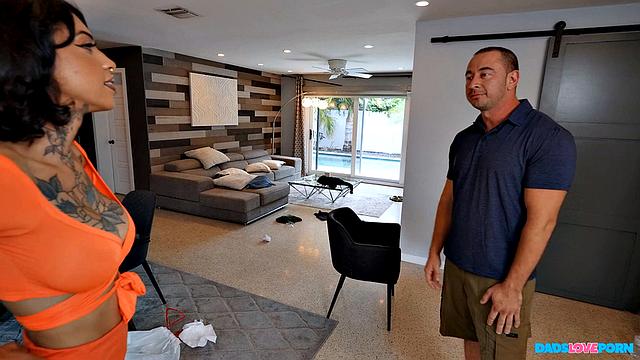 Папаша развлекается с горничной, бывшая пусть завидует и плачет