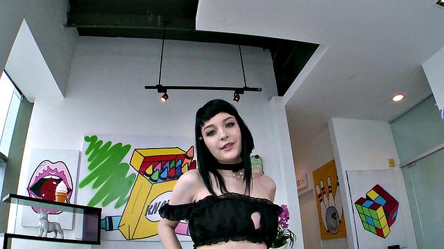 смотри, как Nala впервые берет в задницу