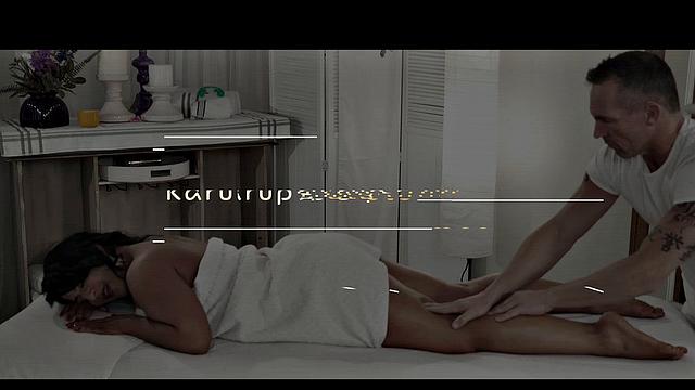 Смотри, как зрелая блондинка ласкает свою бритую киску на диване