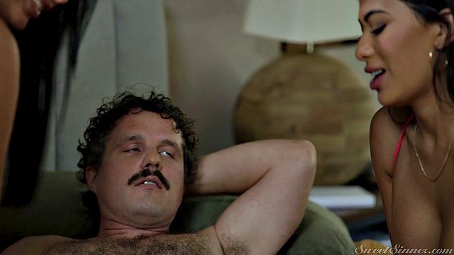 Анниса Кейт и Рейна Белл доводят друг друга до мощного оргазма с Робби Апплсом в страстном групповом сексе у бассейна.