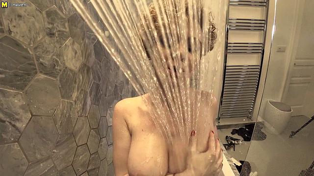 зрелая мамка устраивает жаркий трах в душе