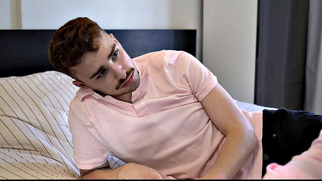 мускулистый отчим жёстко трахает татуированного пасынка в спальне