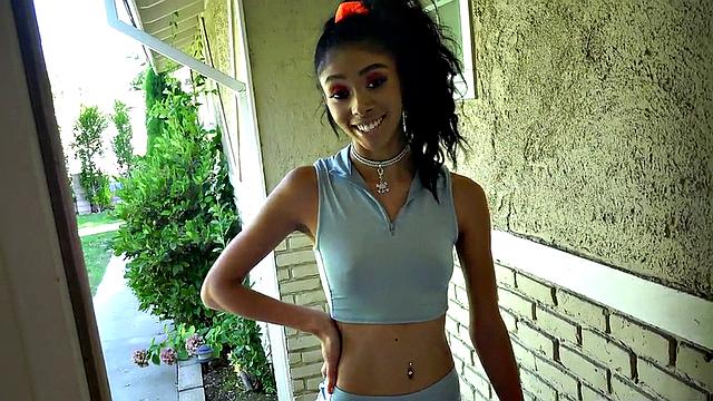 худая черная малышка с юмором берет в глотку так, что самому смешно