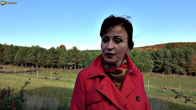 Ванилианна теребит бритую киску игрушкой и требует жёсткого траха