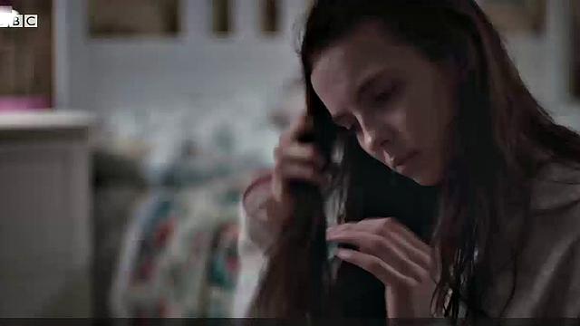 Jodie Comer's wet and wild celebrity look is hot and heavy in the bedroom