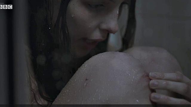 Jodie Comer's wet and wild celebrity look is hot and heavy in the bedroom