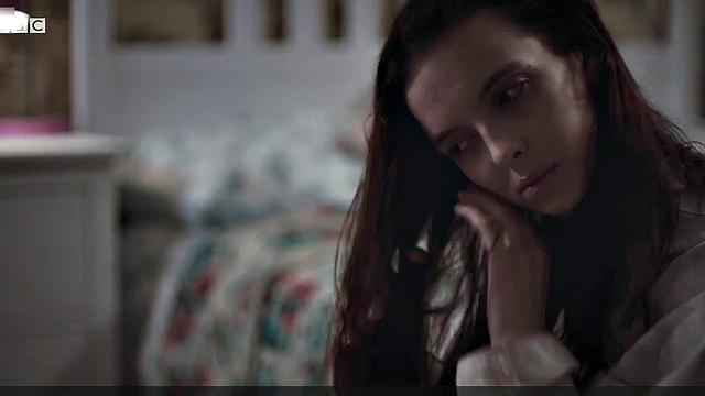 Jodie Comer's wet and wild celebrity look is hot and heavy in the bedroom