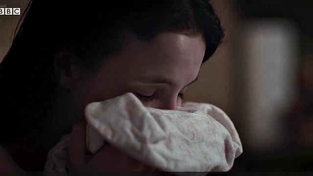 jodie comer устраивает мокрую и жаркую ночь в спальне