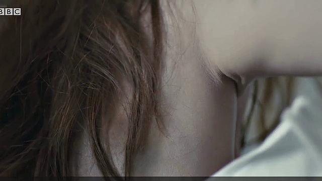 Jodie Comer's wet and wild celebrity look is hot and heavy in the bedroom