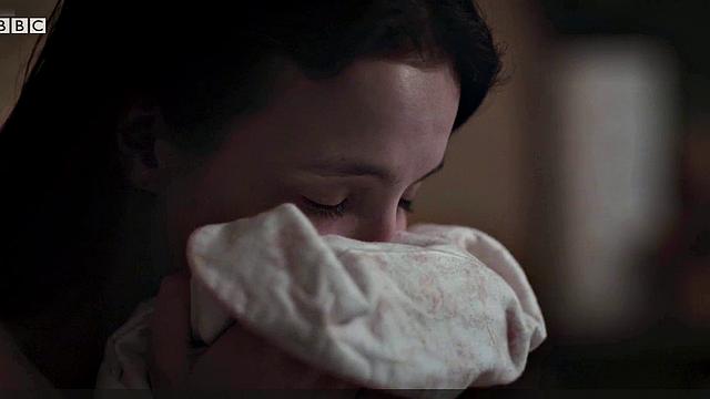 Jodie Comer's wet and wild celebrity look is hot and heavy in the bedroom