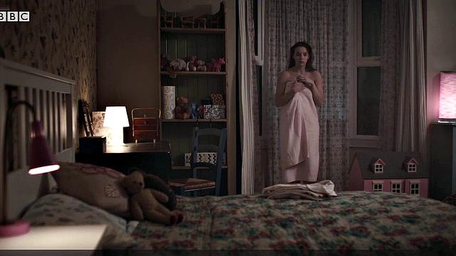 Jodie Comer's wet and wild celebrity look is hot and heavy in the bedroom