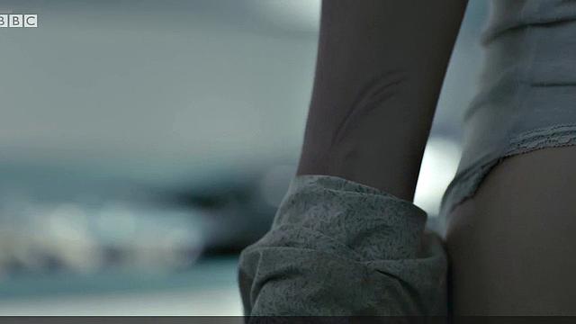 Jodie Comer's wet and wild celebrity look is hot and heavy in the bedroom