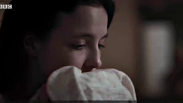 Jodie Comer's wet and wild celebrity look is hot and heavy in the bedroom