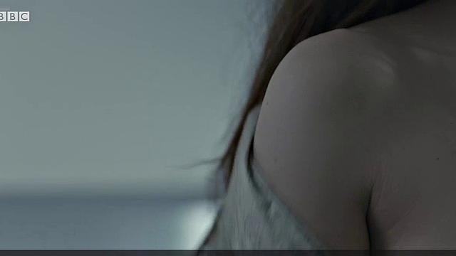 Jodie Comer's wet and wild celebrity look is hot and heavy in the bedroom