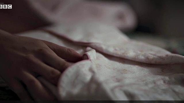 Jodie Comer's wet and wild celebrity look is hot and heavy in the bedroom