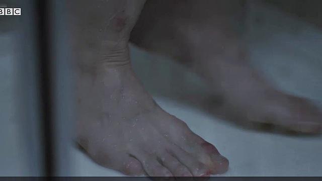 Jodie Comer's wet and wild celebrity look is hot and heavy in the bedroom