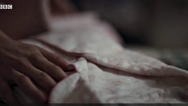 Jodie Comer's wet and wild celebrity look is hot and heavy in the bedroom