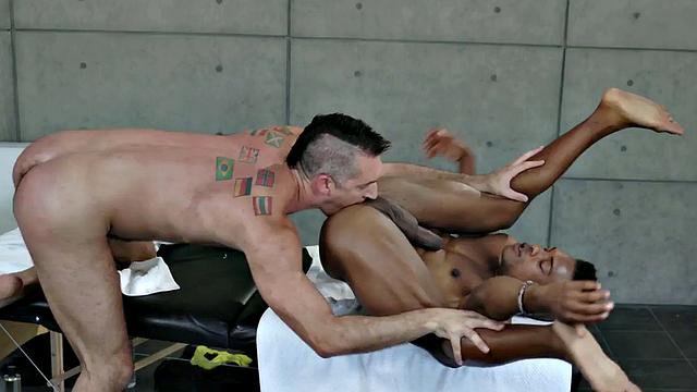 Black masseur fucked bareback till cumshot by white DILF