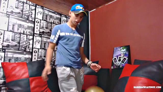 Латино Nick Maori медленно дрочит член перед камерой для геев зрителей.