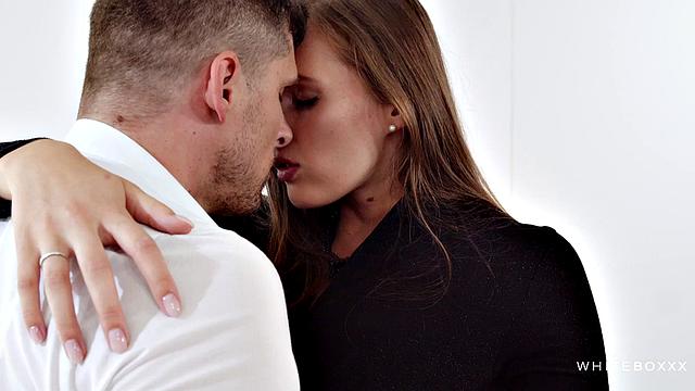 Смотри, как Stacy Cruz дрочит перед Kristof Cale и играет с вибратором, пока он сдерживается.