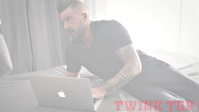 Cole Blue с мощным телом сосет и принимает здоровый член без резинки