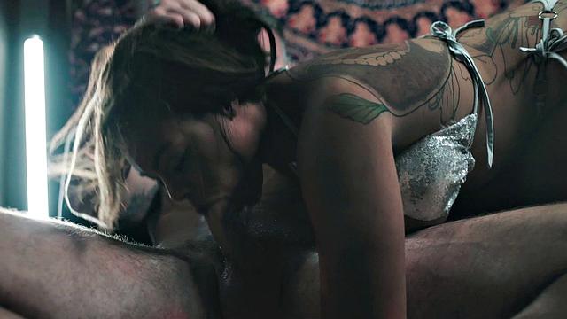 Холли Хэйес жёстко трахается раком и ловит горячий финиш на лицо