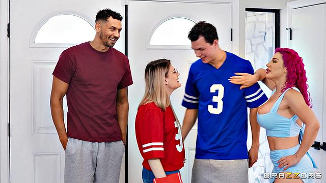 Пока парни смотрят футбол, Lily Lou и Alex Jones трахаются на кухне.