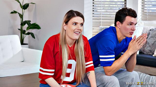 Пока парни смотрят футбол, Lily Lou и Alex Jones трахаются на кухне.