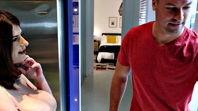 Selfie Revenge with Big-boobed Veronica Bow