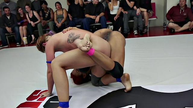 Lez wrestler defeated in facesitting 3way for audience