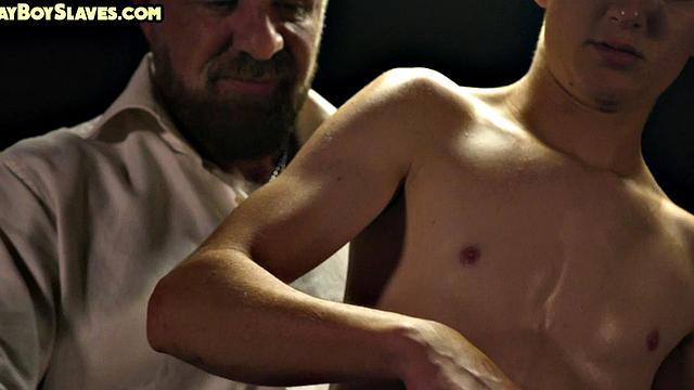 Начальник в костюме трахаeт твинка дилдо в офисе