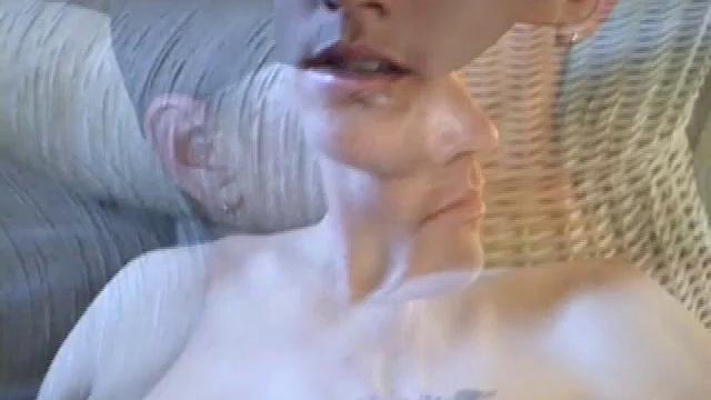 Тайлер дрочит сам-рука хоть не спорит и всегда под рукой