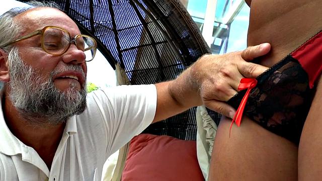 блондинка с пирсингом сосёт зрелому и скачет на нём по полной