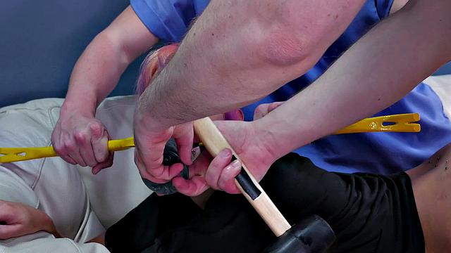 Tangled Tanzi связали, она давится и лижет жопы двум парням