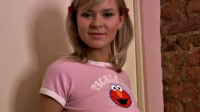 смотри, как блондинка дрочит в обтягивающих джинсовых шортах