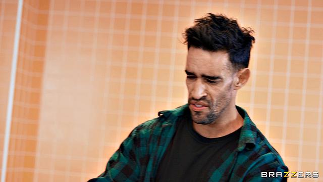 поцарапала тачку, но отсосом всё уладила