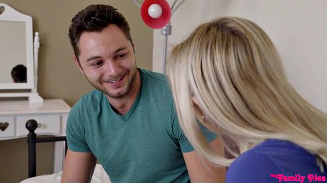 мамочка застала парочку за сексом и устроила весёлый тройничок