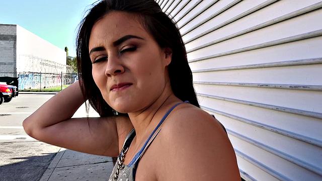 Армянская Габриэлла выгуливает свои сиськи и ловит сливки на лице