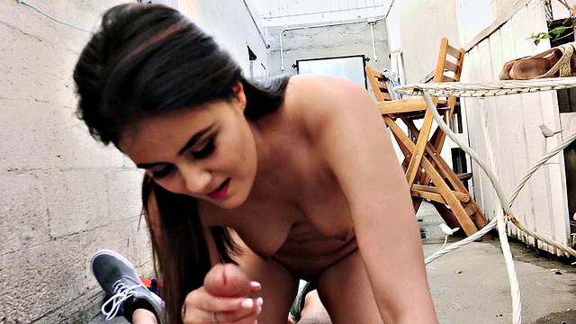 Армянская Габриэлла выгуливает свои сиськи и ловит сливки на лице